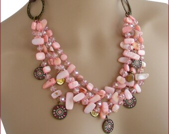 Collier multirangs rose tendre, breloques émail, Nacre, Cristal et métal vieilli