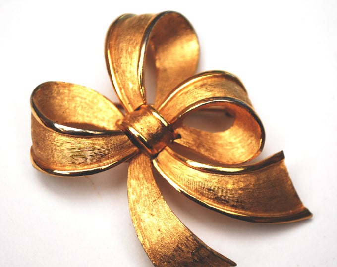 Crown Trifari Bow Brooch - Gold brush - Ribbon Swirl - Mid century Pin