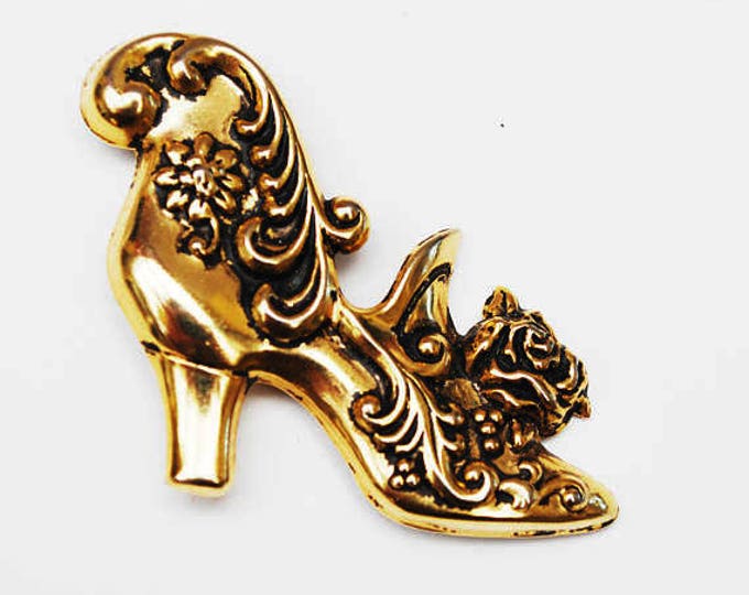 Gold Shoe Brooch - Victorian shoe - gold tone metal - Figurine pin