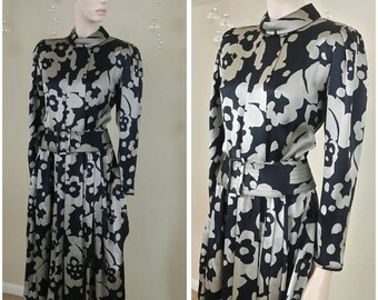 Beautiful Vintage 90s silk dress by Albert Nipon size 8