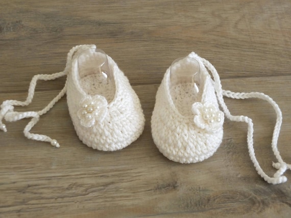 White baby girl Flower shoes Preemie girl shoes Crochet