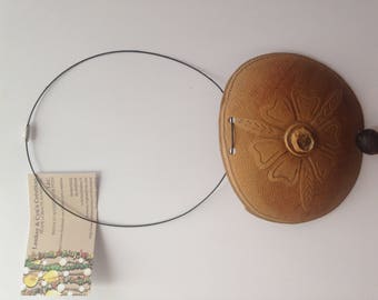 calbasse necklace engraved with a flower