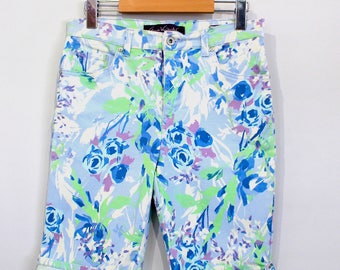 Vintage Women's Clothing • 1980’s/ 1990’s Gloria Vanderbilt Floral Print Bermuda Short • Pastel Tones •