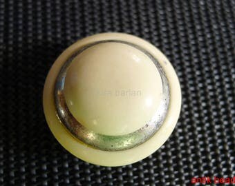 8 antique buttons in gallalithe