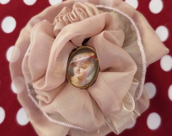 Brooch Shabby Chic "MARQUISE DE POMPADOUR" portrait of the famous and beautiful favourite of King Louis xv