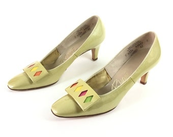 1960s shoes, 60s shoes, green shoes, green heels, 65 green pumps, vintage shoes, women's shoes, low heel shoes, size 7 shoes, retro shoes,
