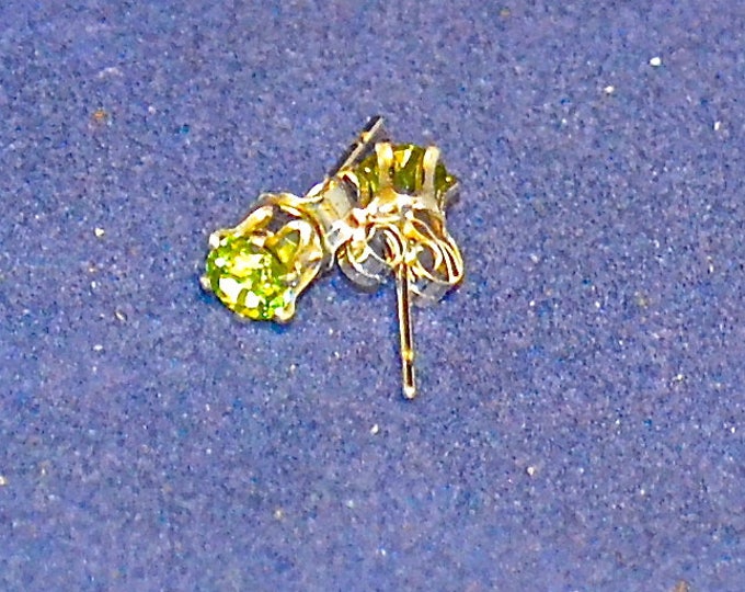 Peridot Studs, 4mm round, Natural, Set in Sterling Silver E1094