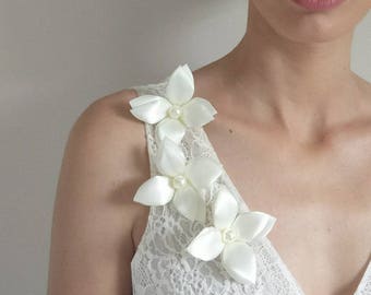 Wedding Dress flowers applique, sew on flower applique, flower embellishments, white flower with pearl, Set of 3 ready to sew white flowers