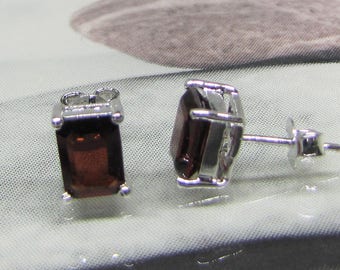 Earring studs in 925/1000 sterling silver and Garnet square