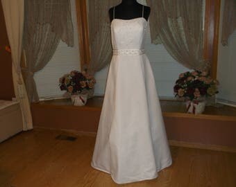 Vintage Style Lace Slim A-line Wedding Gown with V neck and V