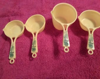 vintage plastic measuring cups