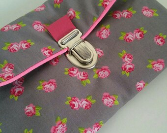 Pochette grise à petites fleurs roses avec attache cartable métal argenté - Idée cadeau Fête des Mères