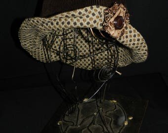 Hat form Tulip brown corduroy winter.