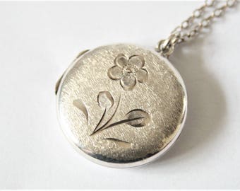 Vintage sterling silver locket. Round locket. Flower locket. Vintage jewellery