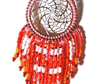 Collier attrape rêves,style amérindien, lumineuses,en Delicas miyuki rouge,orange,laiton .Personnalisable.