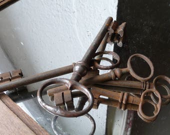 Antique skeleton Key Collection, Five Keys, steampunk jewelry, antique altered art, French Gifts, Light Pull Key