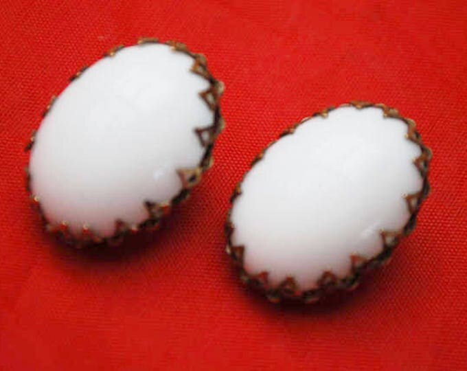 Miriam Haskell Signed - White pearl lucite Cabochon - Brass Gold - Clip on earrings