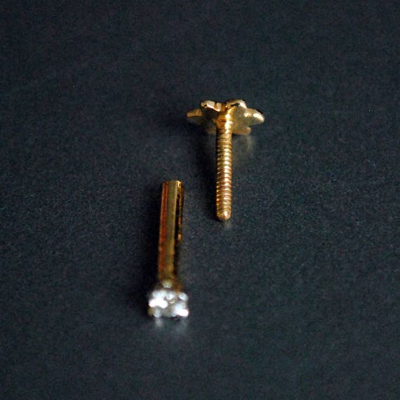 Internally Threaded Diamond Nose Stud. 14K Gold Flat Back Nose