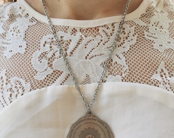Ley de la atracción Karma + Mantra colgante + collar color plata
