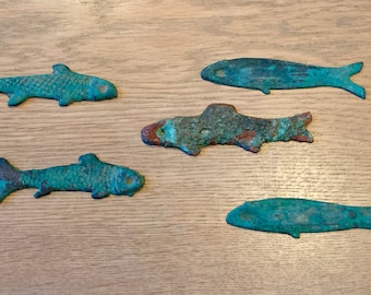 Cinq pièces de monnaie chinoises en forme de poisson de bronze - Five pieces of old Chinese bronze fish currency