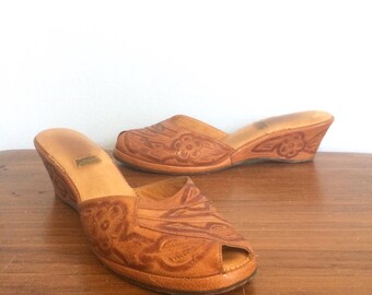 Vintage 50s Tooled Leather Wedge Slip On Sandals / Western Hippie Boho Festival Shoes / Tiki Pinup Rockabilly Shoes / Mexican Mules