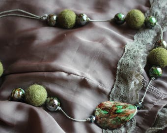 Felt necklace and green Glass