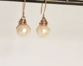 Freshwater pearl. 12kt rose gold