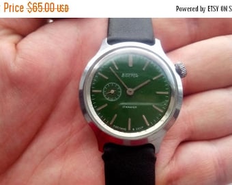 ON SALE Vostok watch, orologi vostok militari, soviet watch, green dial, green watch.