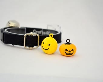 Black or white cat collar with bell: yellow smiling face or pumpkin Pie - Halloween cat collar with non- or breakaway buckle
