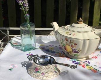 Midwinter tea strainer and dish, vintage flowers, gold chintz