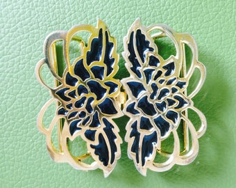 A vintage belt buckle/1970's/black and gold in colour/hook and eye buckle/chrysanthemum flower buckle/metal buckle/replacement buckle/craft