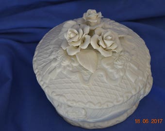 Porcelain trinket box