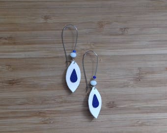 Earrings leather forms petals, white and blue, with 2 beads