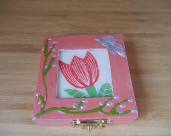 Pink jewelry box with Tulip design