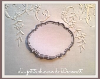 Embroidered gray Gustavian setting