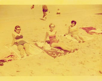Vintage photo 1953 Kodakcolor Bathing Beauties Miami Florida 3 at Beach