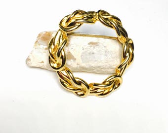 Vintage Wreath Brooch, Gold Tone, Art Deco Design, Clearance Sale, Item No. B528