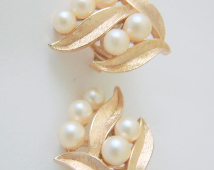 Classic Crown Trifari Pearl Earrings / Designer Signed / Simulated Pearls / Textured Goldtone / Vintage Jewelry / Jewellery