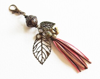 Bijou de Sac - L'Oiseau de Paix - Pompon suédine, breloques et Perles métal Bronze, mousqueton - Bijou créateur, fait-main, pièce unique