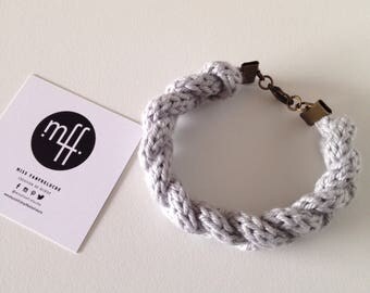 Bracelet Tressé en Laine Crochetée "Amazone", Forme Ronde, Fermoir Discret, Matière Douce et Légère, Fait Main, Couleur Gris Clair