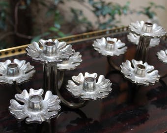 Due eleganti porta candele inglesi a cinque luci in metallo pesante. particolare motivo a fiore, antichi, vintage candelabri, candelieri