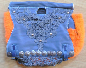 escarcelle en simili cuir bleu, fausse fourrure et incrustations