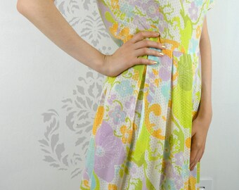 VINTAGE FLORAL DRESS 1960s Pleated Short Sleeves Size Medium