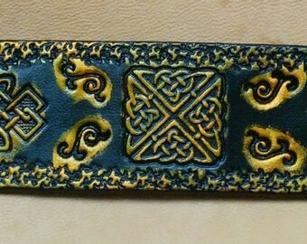 Bracelet cuir, inspiration celtique, noir et or jaune, gravé et peint à la main