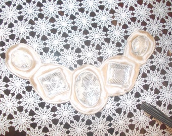 Applique embroidered on sparkly glass beads covered with lace beije