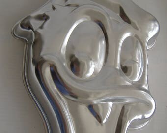 Large Wilton Donald Duck Aluminum Cake Pan, 1971; 15.25" x 11"