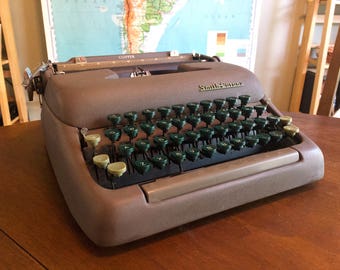 Wonderful Vintage 1960s Smith Corona Clipper Typewriter - Working Condition with New Ribbon