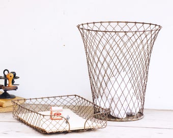 Lot d'une corbeille à papiers et une corbeille à courriers, corbeilles en fils de métal, industriel French vintage