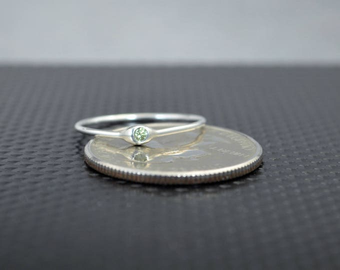 Dainty Silver Peridot Mothers Ring,Peridot Birthstone, Tiny Peridot Ring, Dew Drop Ring, Sterling Silver, Stacking Ring,August Birthday Gift
