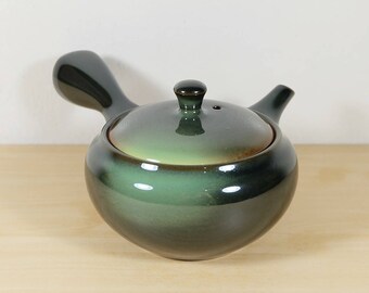 Japanese Teapot of Tokoname ware, Deep Green and Light Green Glaze, Yokode Kyusu Tea Ceremony Sencha Green Tea Gyokuro